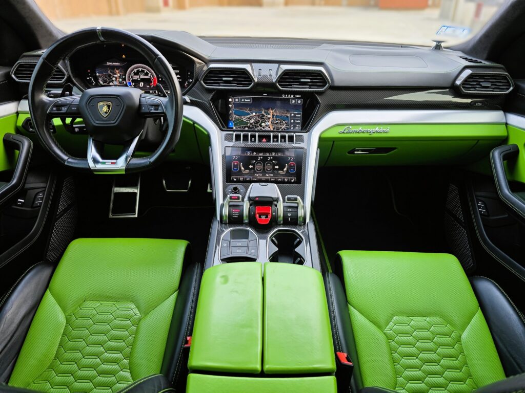 Home 52 Lamborghini Urus